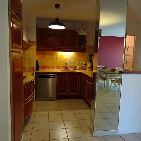 Les Manades إج مورت