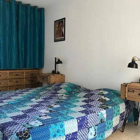 Les Manades إج مورت