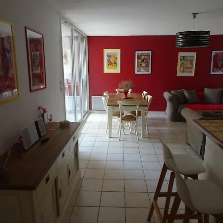 Les Manades إج مورت